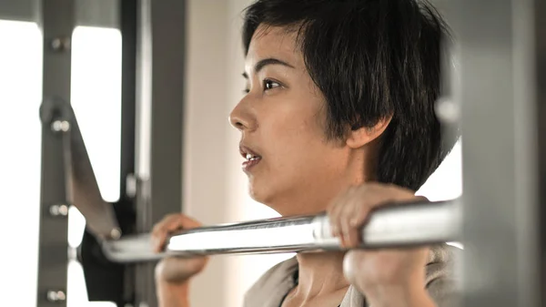 Asya kısa saçlı kadın fitness makine gülümsemek yüz eğitim — Stok fotoğraf