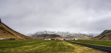 İzlanda yeşil peyzaj yosun dağ ve clody gökyüzü sahne