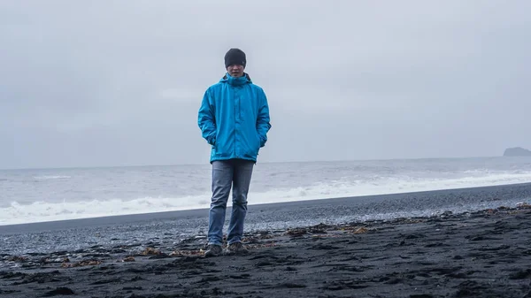 Asina advanture man  at Iceland black beach with copy space — Stock Photo, Image