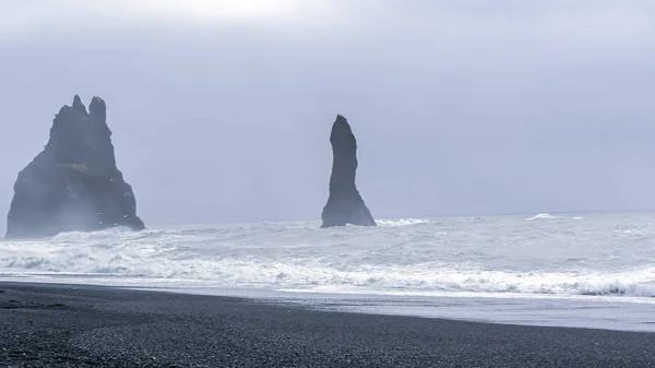 Vik, İzlanda ünlü dönüm noktası siyah beach — Stok fotoğraf