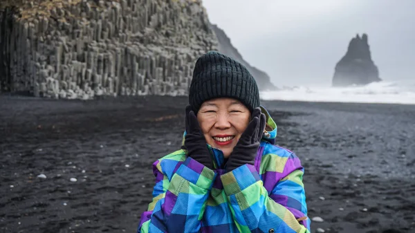 Asiatische Seniorin Drean Trip Reise nach Eisland, schwarzer Strand — Stockfoto