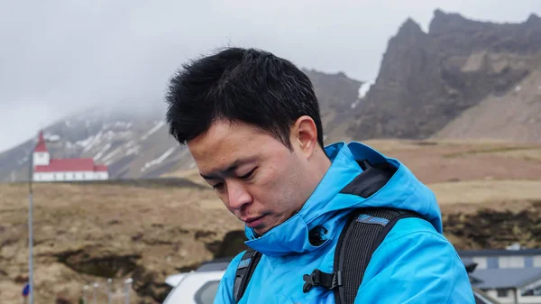 Asian traveler człowiek advanture Islandii, wymarzoną podróż — Zdjęcie stockowe