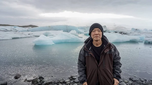 Ásia sênior homem com islandia geleira incrível vlandscape — Fotografia de Stock