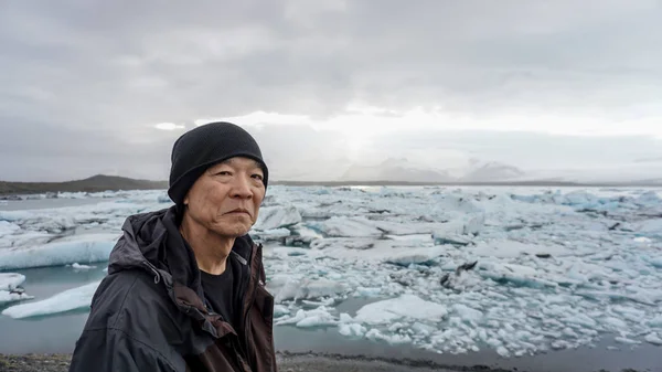 Azjatycka starszy człowiek z lodowca Islandia niesamowite vlandscape — Zdjęcie stockowe