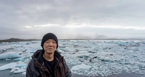 Azjatycka starszy człowiek z lodowca Islandia niesamowite vlandscape — Zdjęcie stockowe