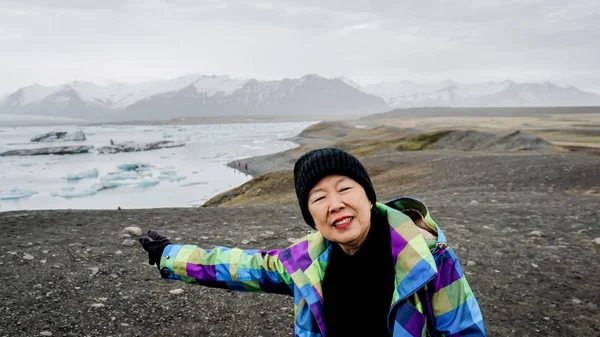 İzlanda Asyalı kadın kıdemli seyahat var eğlenceli emeklilik — Stok fotoğraf