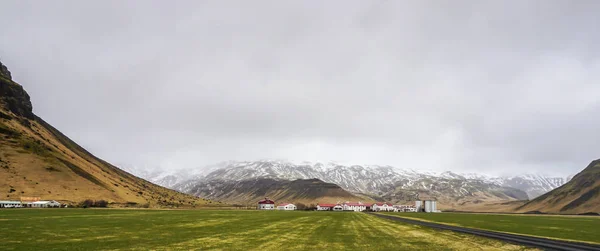 Islandia verde musgo paisaje con montaña y clody cielo escena —  Fotos de Stock