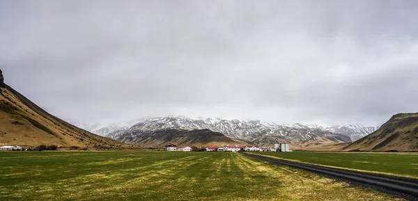 Исландский зеленый мох с горами и клодами неба — стоковое фото