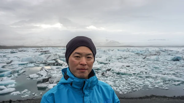 Asian Man Iceland Glacier Lagoon — Stock Photo, Image