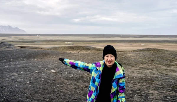 Asiatische Seniorin reist nach Island und hat Spaß im Ruhestand — Stockfoto