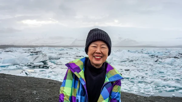 Asian old woman travel to Jokulsarlon glacier lagoon, Iceland — Stock Photo, Image