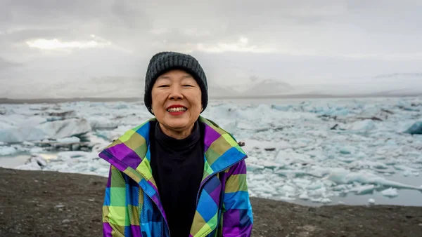 Azjatycka, stara kobieta podróży do laguny Jokulsarlon, Islandia — Zdjęcie stockowe