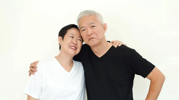 Asiatico anziano coppia sorriso, vita senza preoccupazione su bianco backgroun — Foto Stock