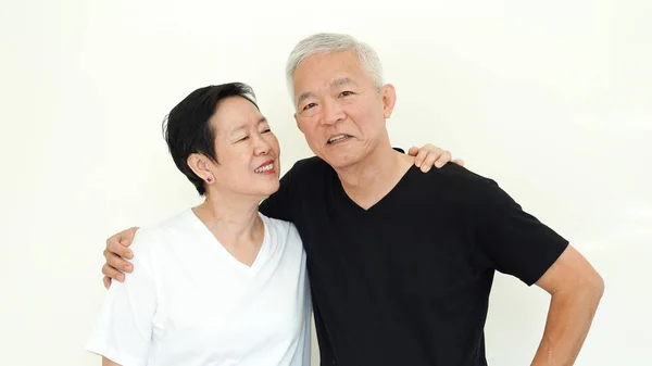 Asiático casal sênior sorriso, vida sem preocupação no branco backgroun — Fotografia de Stock