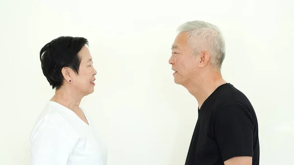 Asiatiska senior par leende, liv med ingen oro på vita bak — Stockfoto