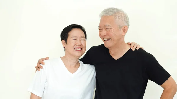 Asiático casal sênior sorriso, vida sem preocupação no branco backgroun — Fotografia de Stock