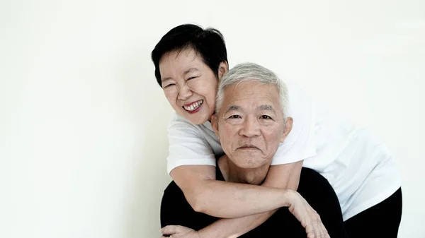 Asiatiska senior par leende, liv med ingen oro på vita bak — Stockfoto