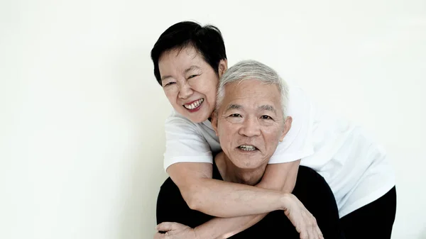 Ázsiai idősebb házaspár mosolyog, élet-val nem aggódik a fehér háttere — Stock Fotó