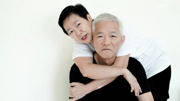 Asijské starší pár úsměv, život se bez obav na bílém poza — Stock fotografie