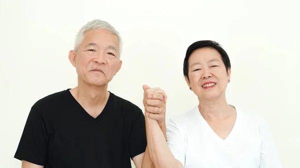 Ázsiai idősebb házaspár mosolyog, élet-val nem aggódik a fehér háttere — Stock Fotó