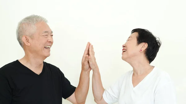 Asiatische Senioren-Paar lächeln, Leben ohne Sorgen auf weißem Hintergrund — Stockfoto