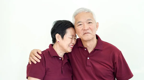 Asiática senior pareja promesa compromiso en blanco fondo — Foto de Stock