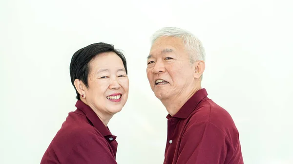 Asiático casal sênior promessa compromisso no fundo branco — Fotografia de Stock