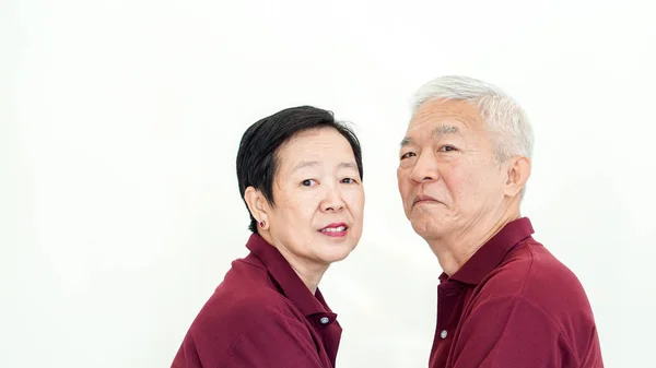 Asiática senior pareja promesa compromiso en blanco fondo — Foto de Stock