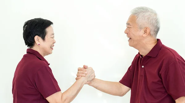Asiatische Senior-Paar versprechen Engagement auf weißem Hintergrund — Stockfoto