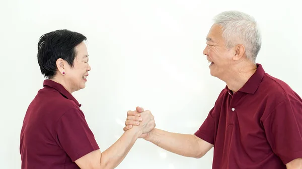 Asiática senior pareja promesa compromiso en blanco fondo — Foto de Stock