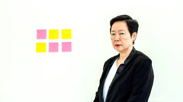 Aziatische business senior vrouw ongelukkig expressie met exemplaarn ruimte — Stockfoto