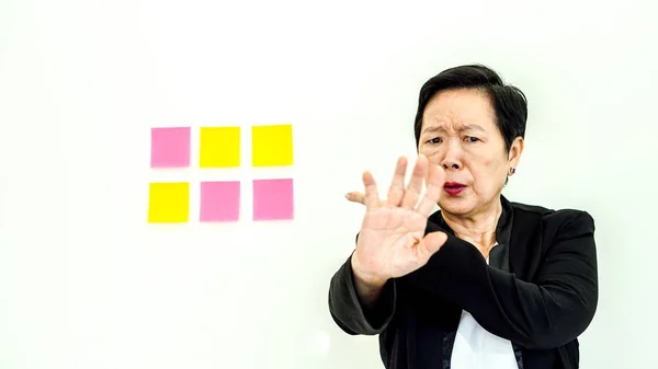 Asiático negócios sênior mulher expressão infeliz com cópia espaço n — Fotografia de Stock