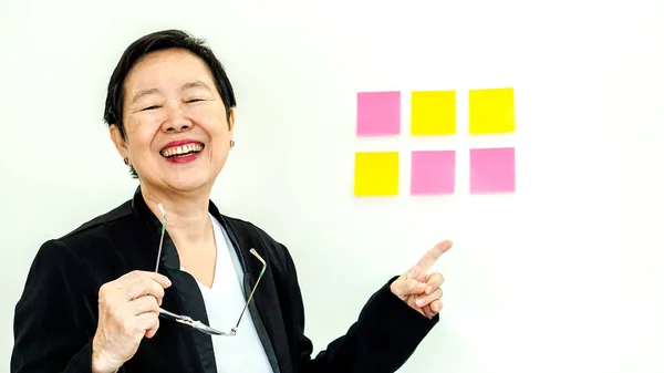 아시아 수석 비즈니스 여자 식 얼굴을 웃 고 행복 한 — 스톡 사진