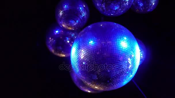 ディスコ ボール回転カラフルな光線はナイトクラブのレトロなバー — ストック動画