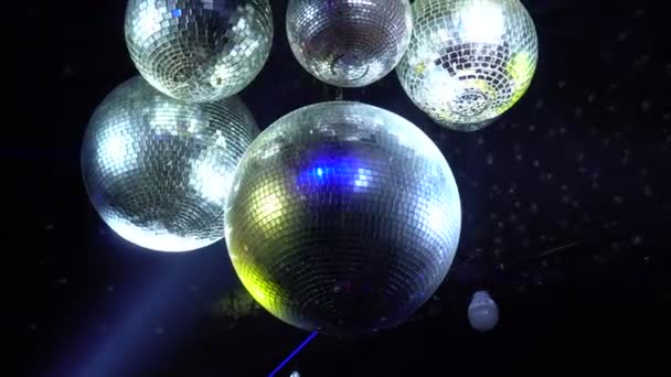 ディスコ ボール回転カラフルな光線はナイトクラブのレトロなバー — ストック動画