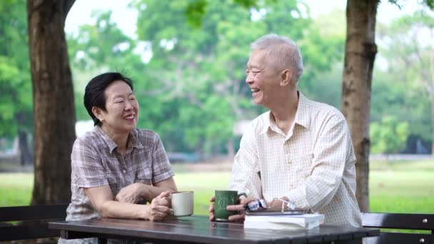 Asian Senior Retire Couple Drink Coffee Read Book Park — Stock Video