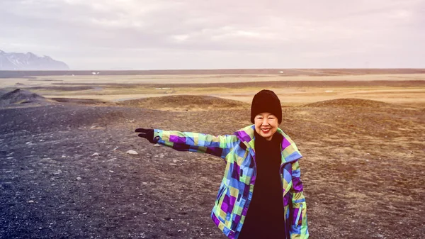 Asiatische Seniorin reist nach Island und hat Spaß im Ruhestand — Stockfoto