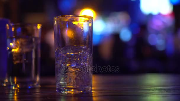 Lege Alcohol Glas Met Disco Licht Nachtclub — Stockvideo