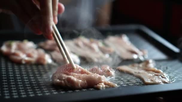 Koreaanse Japanse Bbq Hand Met Chopstick Met Vlees Hete Pan — Stockvideo