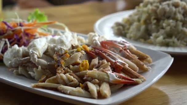 Mão Comer Carne Caranguejo Azul Refeição Frutos Mar Estilo Tailandês — Vídeo de Stock