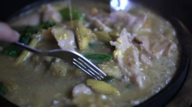 sıcak tava sosu erişte Çin stili kaynar