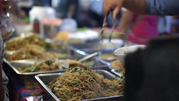 Thai Street Food Fideos Fritos Bandeja — Vídeos de Stock
