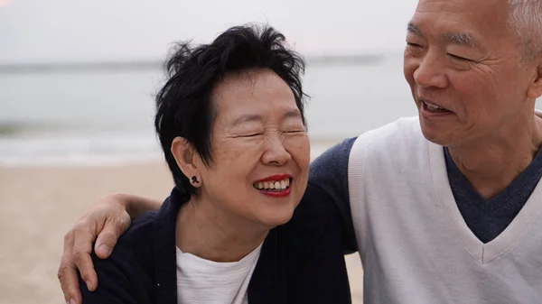 Asiático casal sênior desfrutar de sua vida tempo juntos no mar — Fotografia de Stock