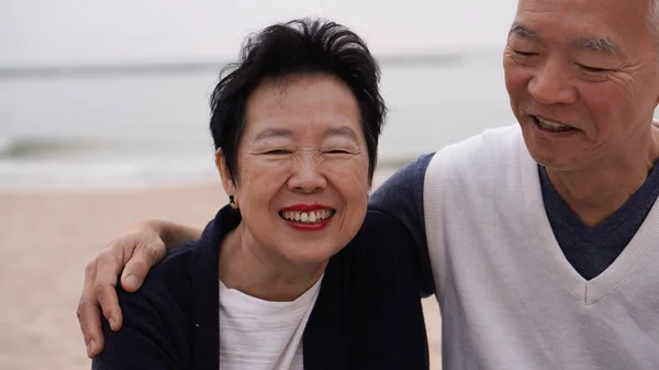 Asiático senior pareja disfrutar su vida tiempo juntos en el mar — Foto de Stock