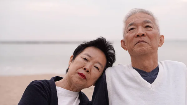 Asiático casal sênior desfrutar de sua vida tempo juntos no mar — Fotografia de Stock