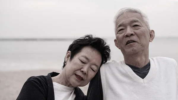 Asiático casal sênior desfrutar de sua vida tempo juntos no mar — Fotografia de Stock