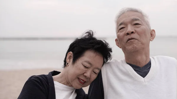 Asiatiska senior par njuta av sin livstid tillsammans vid havet — Stockfoto