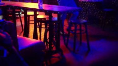 Renkli ışık parlayan ile gece barda boş tablo