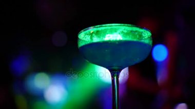 gece kulübünde parti ışık kokteyl içki