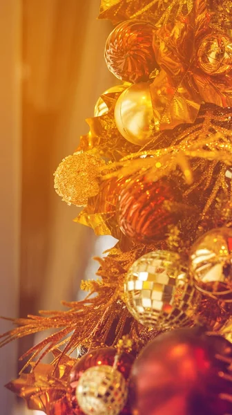 Όμορφο χριστουγεννιάτικο στολίδι χρυσός και κόκκινος — Φωτογραφία Αρχείου